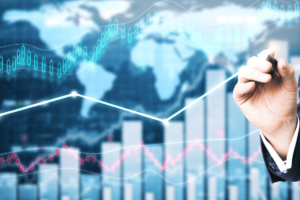 Os fundos de tijolo são fundos imobiliários que investem diretamente em imóveis físicos, como, por exemplo: galpões logísticos, prédios comerciais, shoppings e imóveis residenciais. Nesse sentido, ao investir em cotas desses fundos, você se torna sócio desses imóveis e passa a receber rendimentos provenientes do aluguel pago pelos inquilinos ou da valorização dos imóveis ao longo do tempo.