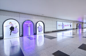 DDF e JCDECAUX Allure Travelers com Chanel Fragrance Animation no DXB
