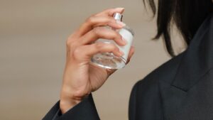 Os perfumes do feromônio podem fazer alguém se apaixonar? Especialistas explicam