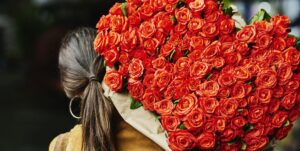 Os 15 melhores perfumes de rosa para mulheres, testados e revisados para 2025