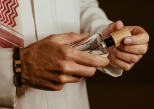 Qual é o segredo dos perfumes árabes? Entenda a tendência que invadiu a prateleira dos brasileiros