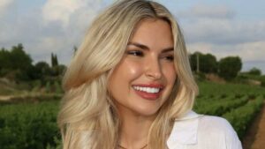 Elisabeth Rioux compartilha uma foto com um homem misterioso: aqui