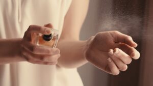 Adeus à sua fragrância tradicional: os 10 perfumes para mulheres elegantes que são tendência em 2025