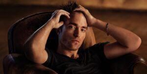 Assista ao novo anúncio “Homme” de Robert Pattinson