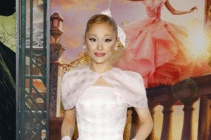 Ariana Grande lança nova linha de fragrância e beleza