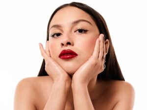 Campanha de Frentes de Olivia Rodrigo para a primeira fragrância floral de Lancôme