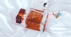10 perfumes baratos que cheiram caros e duram o dia todo