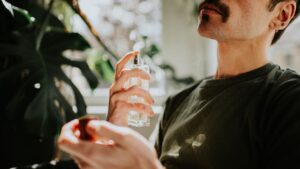 Os 8 melhores perfumes frescos para homens, de acordo com a IA