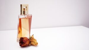 As 8 principais fragrâncias para mulheres que o deixarão cheirando divino; Nossas escolhas para maio de 2025 | Tendências da moda