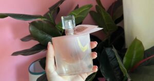 Perfume de assinatura de Lancôme, dada uma torção de outono destacando um perfume de tendência