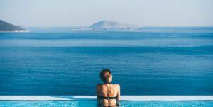 Os 15 melhores perfumes aquáticos para o verão 2025