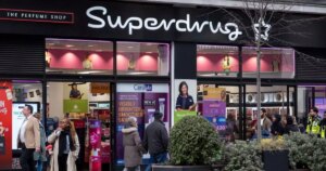 Os compradores de superdrogas dizem ‘uau’, pois o perfume de 200ml por £ 90 agora por £ 34 para o Dia dos Pais