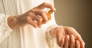 Os perfumes YSL Libre e Black Opium custam menos de £ 17 cada em conjunto de presente de Natal