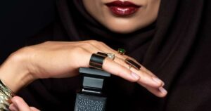 4 fragrâncias femininas doces, elegantes e irresistíveis com a nota olfativa hit do momento