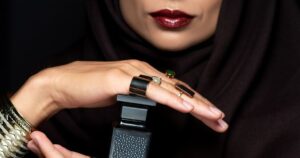 4 fragrâncias femininas doces, elegantes e irresistíveis com a nota olfativa hit do momento