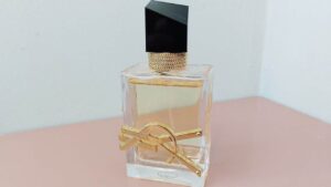 Experimentei o perfume favorito da Dua Lipa e rapidamente se tornou meu também – aqui está o porquê