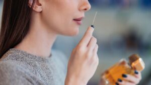 Por que os perfumes árabes estão de volta no verão