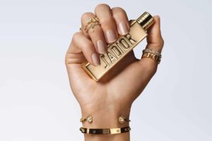 Por que o novo J’adore solide da Dior tomará Paris de assalto em 2025