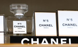 CEO e esposa são presos por fabricar milhares de frascos falsos de perfumes Chanel, Gucci e Dior