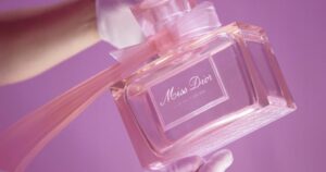 A Maison Dior celebra Miss Dior em Xangai…