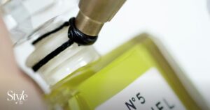 Chanel No 5 celebra mais de um século de elegância, desde o perfume de 1921, passando pelas altas joias Bijoux de Diamants de 1932, até a Coleção No 5 de 2021, inspirada na fragrância icônica