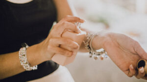 Fãs furiosos do Walmart acusam varejista de vender perfumes ‘falsos’ e ‘diluídos’ enquanto prometem boicote