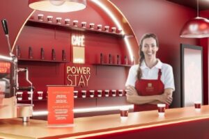 Avon transforma lançamento de Power Stay em experiência sensorial urbana