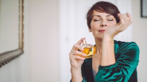 Os perfumes mais icônicos dos anos 90 que trazem nostalgia e melhoram o seu humor