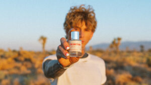 Músico que desafia limites revela perfume ‘sem gênero’ com marca de perfume acessível