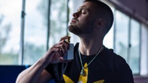 Cansado de perfumes masculinos fracos? 5 fragrâncias que podem ser sua assinatura