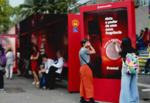 Avon revela nova fragrância com ação OOH na Avenida Paulista