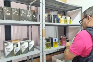 Distribuidora de cosméticos é interditada e 1,6 mil perfumes falsificados são apreendidos em Goiânia