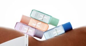 Calvin Klein adota camadas de fragrâncias com névoas para cabelo e corpo