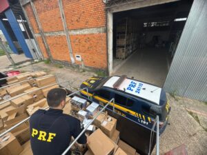 PRF apreende caminhão com carga milionária de perfumes importados ilegalmente em Dom Pedrito — Polícia Rodoviária Federal