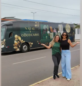 ônibus itinerante do Boticário esteve em Itabira para reforçar campanha de Natal; confira