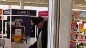 Vídeo mostra grupo de homens roubando quase US$ 1 mil em perfumes de grife de Sacramento Ulta em meio ao Natal, prisões feitas