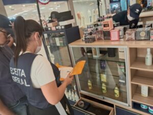 Receita Federal apreende perfumes importados falsificados em shopping de Boa Vista