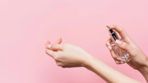 5 perfumes com notas leves e refrescantes perfeitos para os dias de verão