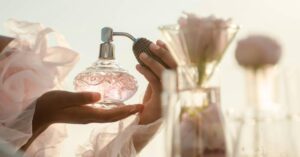 5 perfumes poderosos que ficam na pele até depois do banho