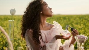 Perfume árabe cítrico feminino: 5 melhores opções com durabilidade e frescor