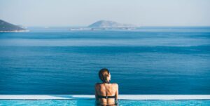 Os 15 melhores perfumes aquáticos para o verão de 2025