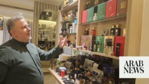 Conheça Abu Hajar, que coleciona frascos de perfume