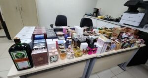 PF prende homem com mais de 100 perfumes importados no Aeroporto de Vitória