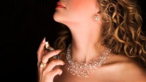 5 perfumes suaves e elegantes favoritos de mulheres chiques
