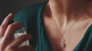 5 perfumes unissex para dividir com quem ama